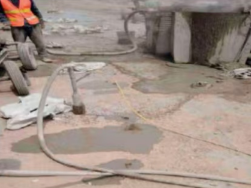 新乡水泥混凝土路面板底注浆技术 路面脱空注浆整治方案